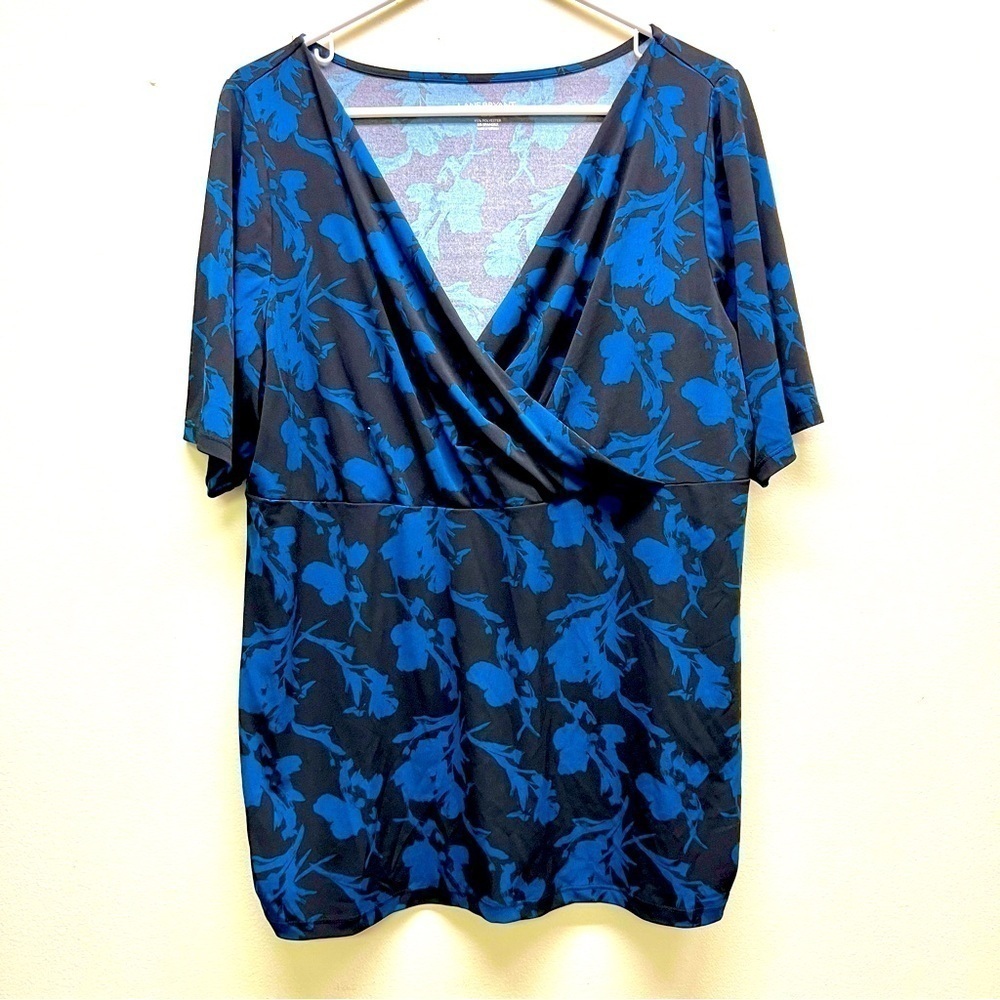 LANE BRYANT blue floral surplice V-neck blouse women’s size 18/20